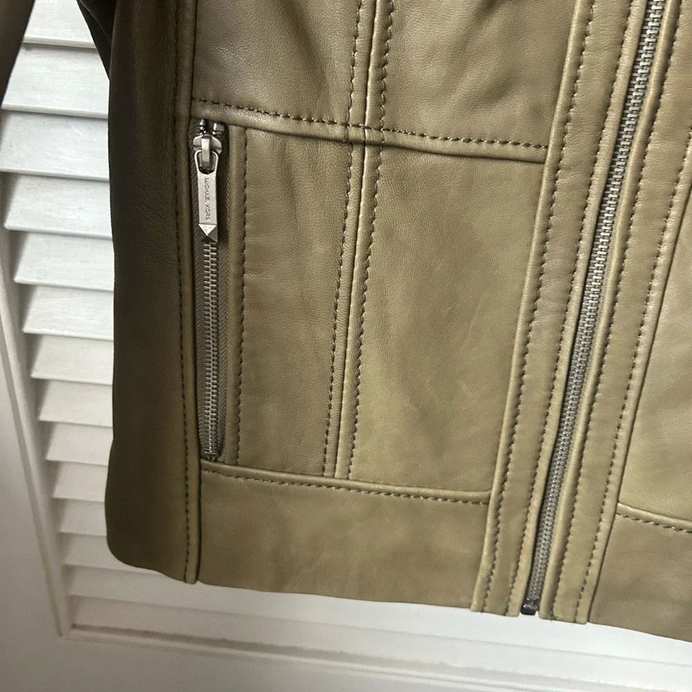 NWOT Michael Kors Med ladies green leather lined jacket.